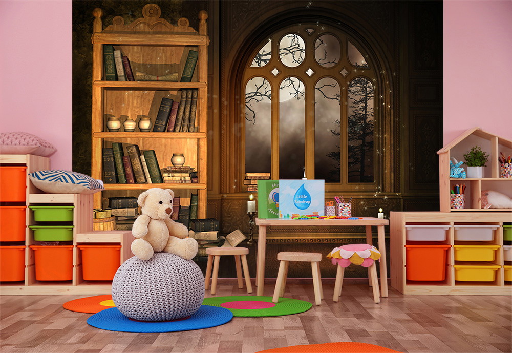 Fototapete - Kinderzimmer mit Regal voller Bücher, Plüschtier auf gehäkeltem Sitzkissen und märchenhaftem Fenster im Hintergrund