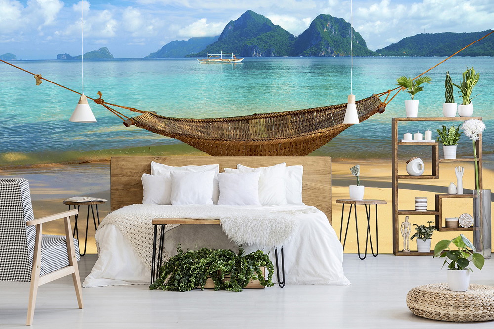 Papier peint photo - hamac sur une plage tropicale avec une mer turquoise, entouré de plantes vertes et d'une chambre à coucher confortable