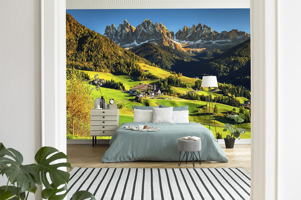 Papier peint photo - chambre à coucher avec une grande image d'un paysage de montagne idyllique, de prairies vertes et d'un ciel radieux