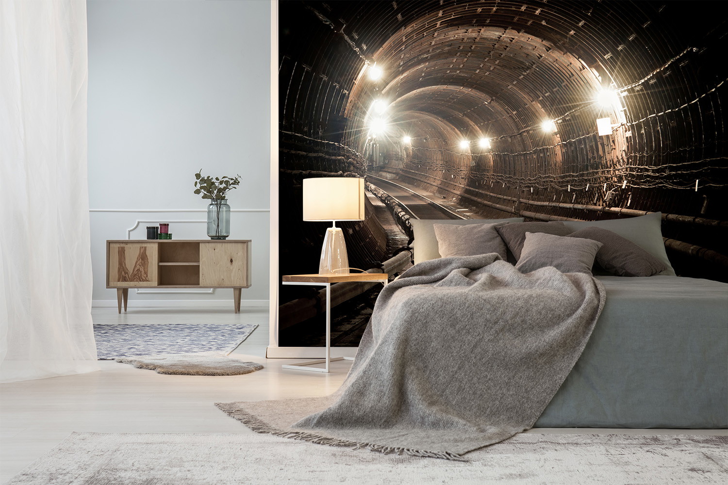 Fototapete - Gemütliches Schlafzimmer mit Tunnelmotiv an der Wand, grauen Kissen und Lampe