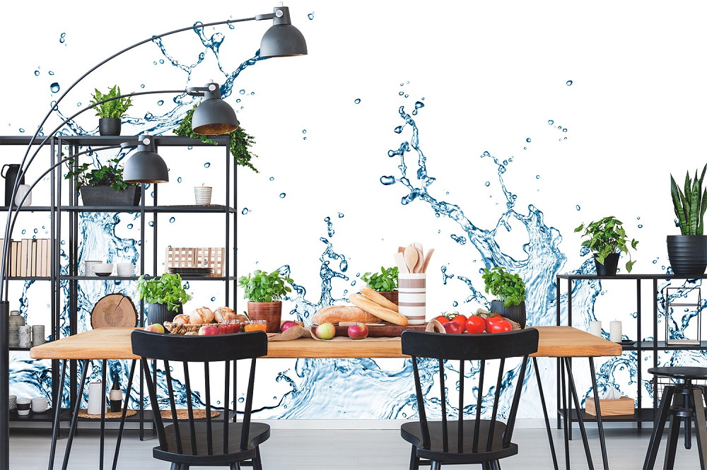 Fototapete - Esszimmer mit Tisch, Stühlen und Regal vor einem dynamischen Wasserspritzdesign an der Wand