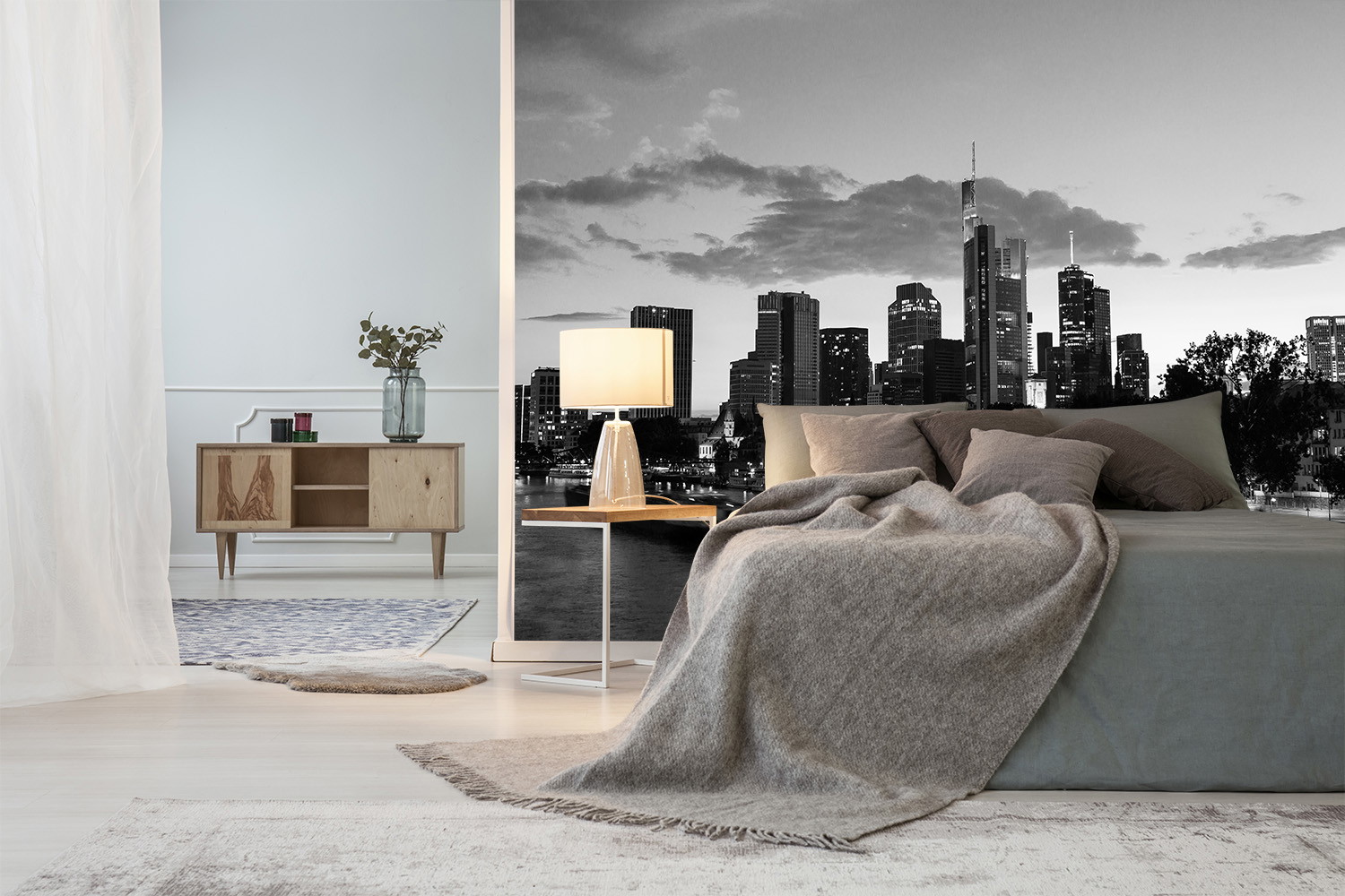 Fotobehang - Moderne slaapkamer met een zwart-wit stadsgezicht aan de muur en een stijlvolle inrichting
