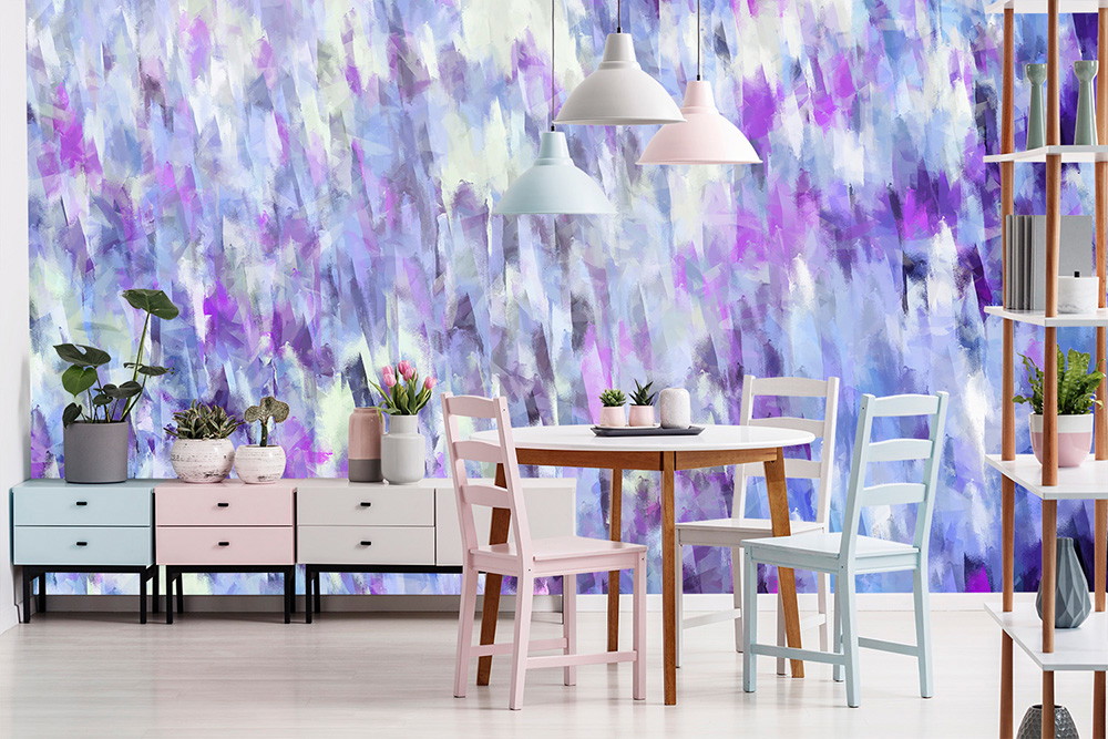 Fotobehang - Eetkamer met abstracte paarse en blauwe muurkleuren, ronde tafel, kleurrijke stoelen en planten