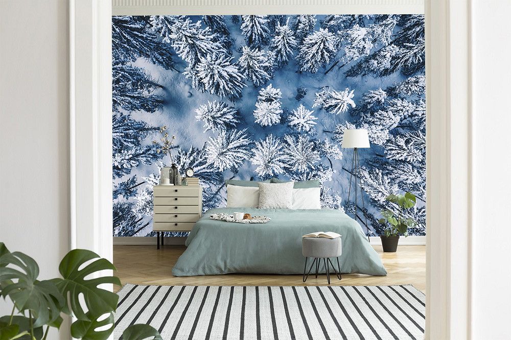 Fototapete - Luftbild von schneebedeckten Bäumen in einem gemütlichen Schlafzimmer mit moderner Einrichtung