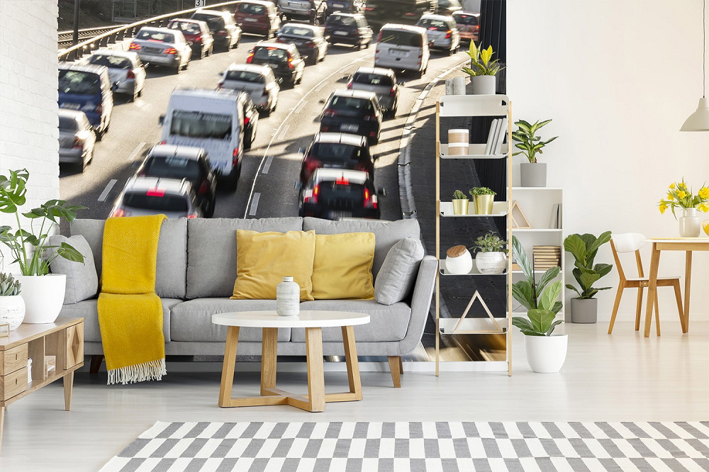 Papier peint photo - Intérieur d'un salon moderne avec un canapé gris et des accents jaunes, décoré avec un papier peint photo d'un embouteillage sur la route.