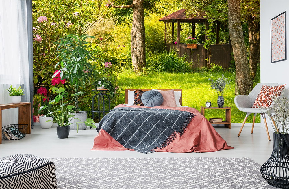 Fototapete - Schlafzimmer mit Bett, Pflanzen und Wandtapete eines Gartens