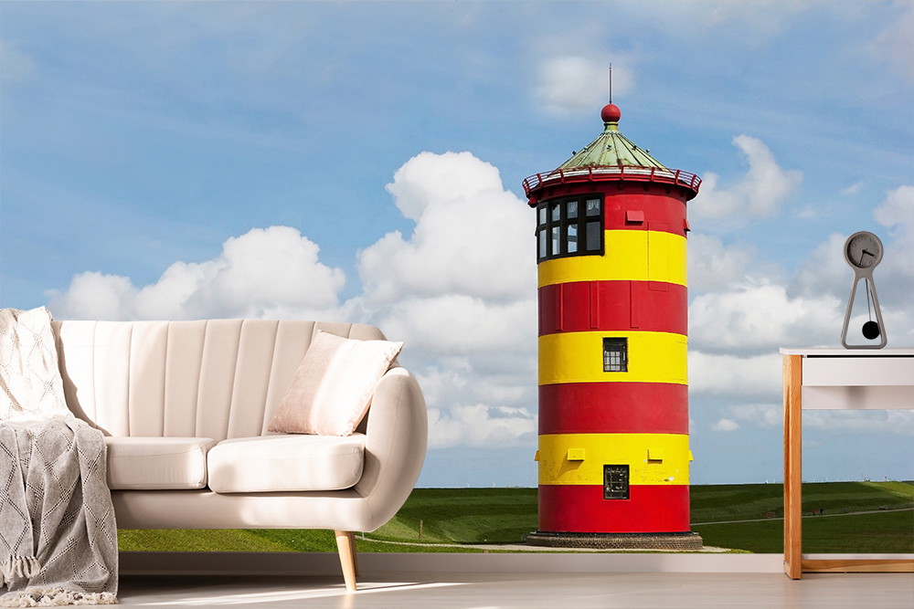 Papier peint photo - pièce avec l'image d'un phare rouge et jaune, un canapé blanc et des coussins décoratifs
