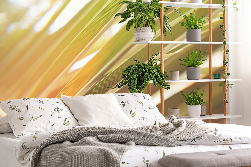Fotobehang - Gezellige slaapkamer met plantenrek en abstract behang in geel- en groentinten