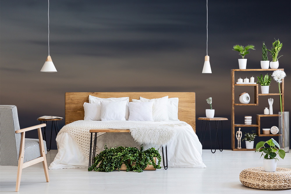 Fototapete - Stilvoll eingerichtetes Schlafzimmer mit einer ruhigen, dunklen Wand, Holzregalen, hängenden Lampen, Pflanzen und einem einladenden Holzbett mit weißen Kissen und Decke