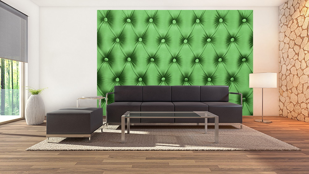 Fototapete - Wohnzimmer mit grüner, gesteppter Wand und schwarzem Sofa
