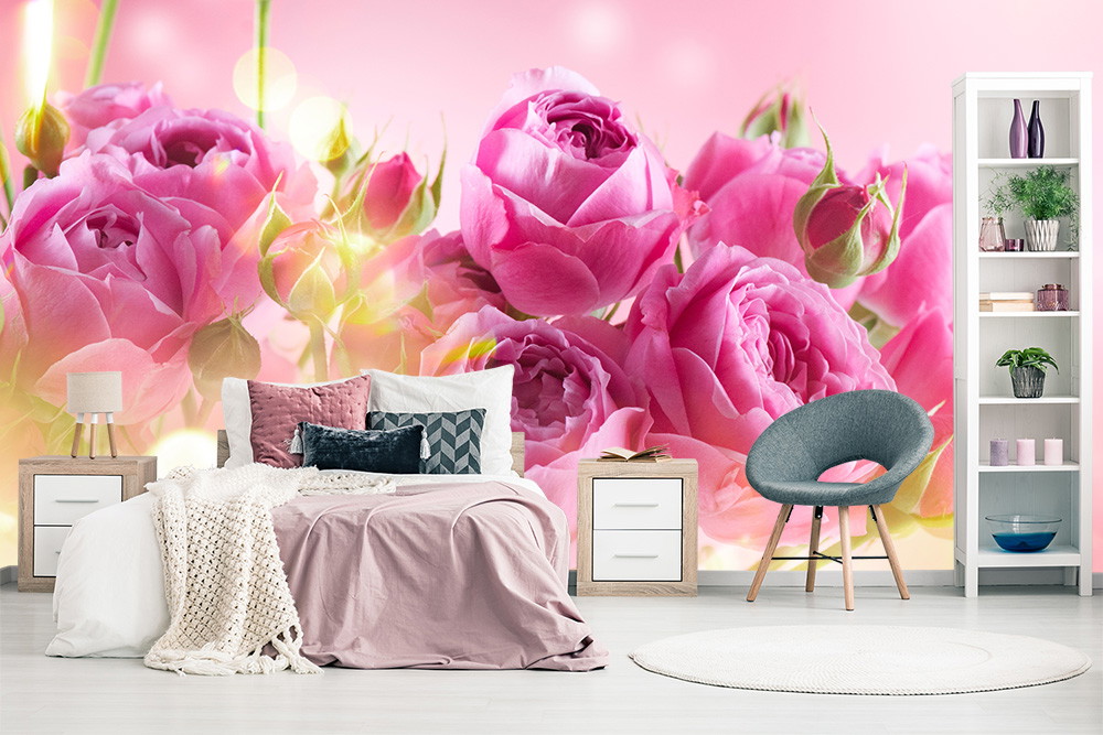 Fototapete - Schlafzimmer mit rosafarbener Rosen-Fototapete, gemütlichem Bett und moderner Dekoration