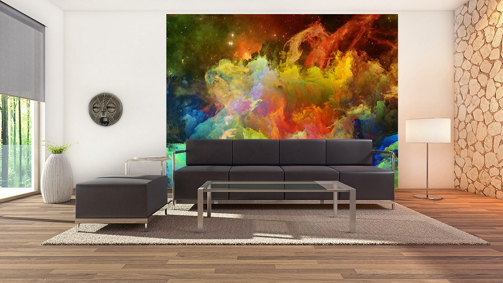 Fototapete - Lebendige, farbenfrohe Wolkenformation als Wanddekoration in einem modernen Wohnzimmer mit dunklem Sofa und Glastisch.