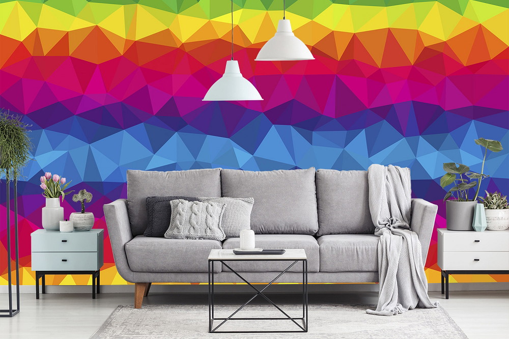 Papier peint photo - salon avec canapé gris et mur géométrique coloré aux couleurs de l'arc-en-ciel.