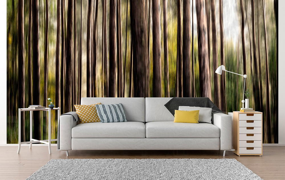 Muurschildering - Elegante woonkamer met behang met bosmotief en gezellige bank