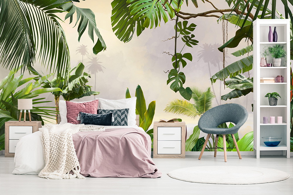 Papier peint photo - chambre avec lit, feuilles tropicales sur le mur et décoration moderne