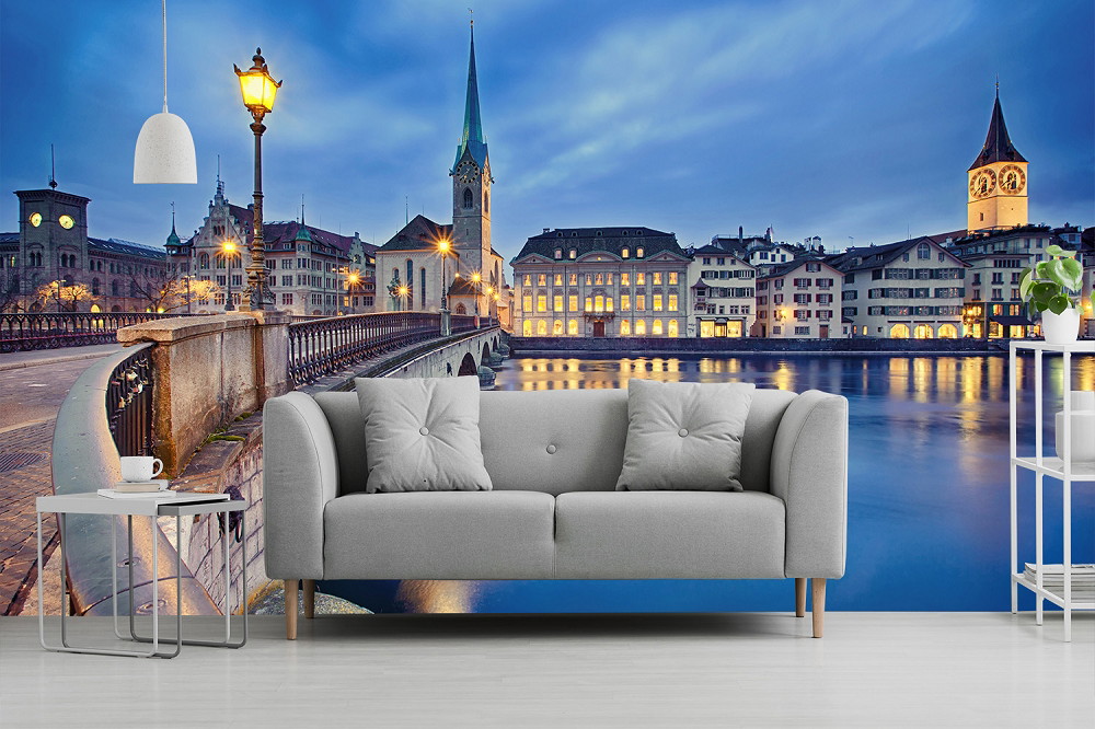 Muurschildering - Avondaanzicht van de verlichte brug en historische gebouwen in Zürich
