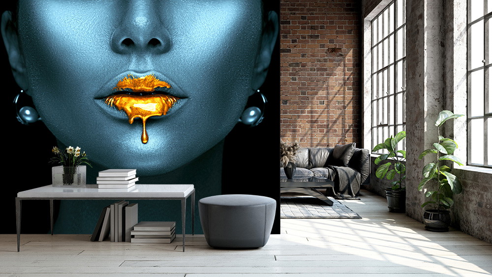 Fototapete - Stilvolles Wohnzimmer mit industriellem Design, großen Fenstern und einer großen Porträtkunst mit blauem Gesicht und goldenen Lippen an der Wand