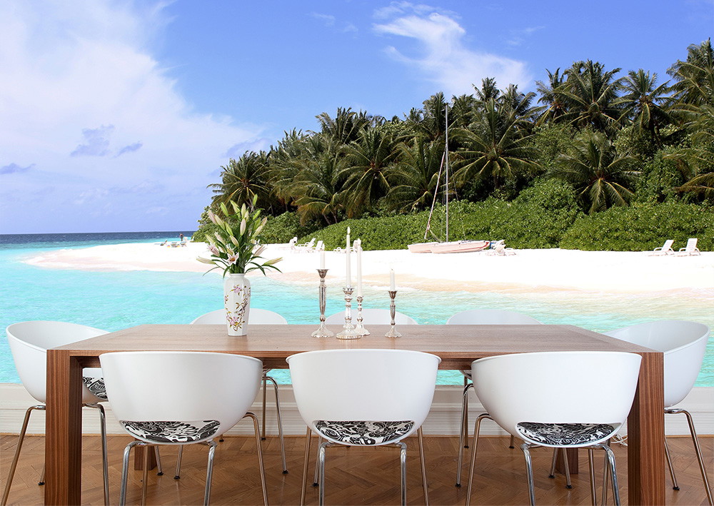 Fototapete - Esszimmer mit Ausblick auf tropischen Strand, Palmen und Segelboot im Hintergrund