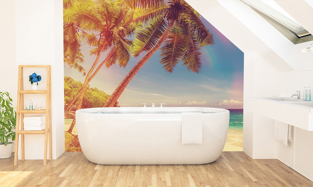 Fotomurale - Bagno con motivi da spiaggia tropicale e palme che creano un'atmosfera rilassante