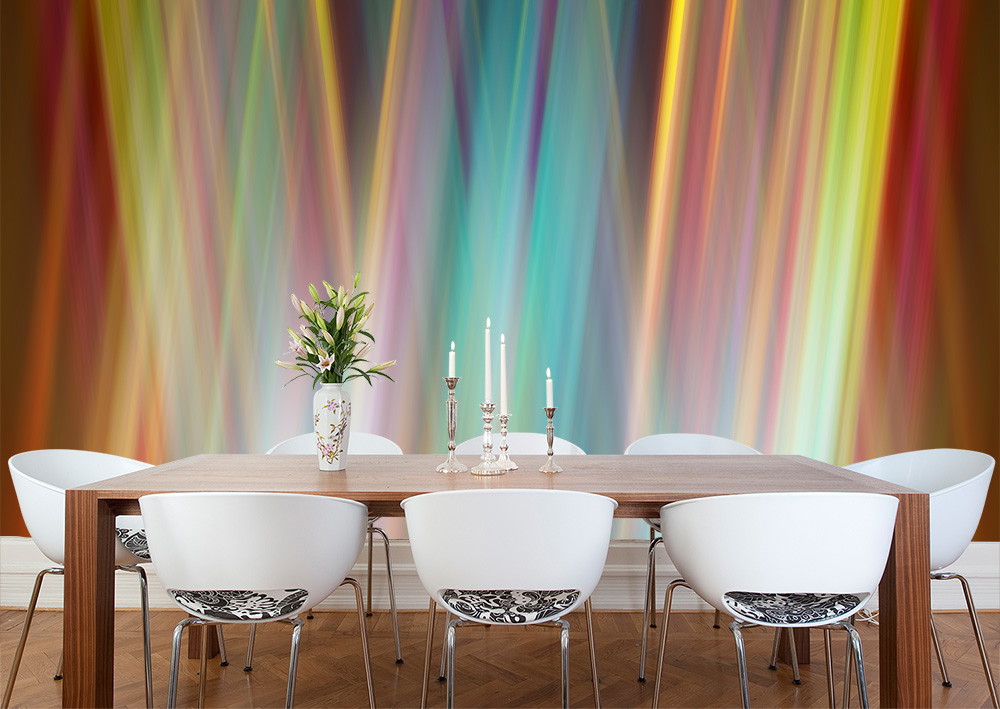 Papier peint photo - Salle à manger avec table en bois et chaises blanches devant un mur abstrait coloré avec des dégradés de couleurs verticaux