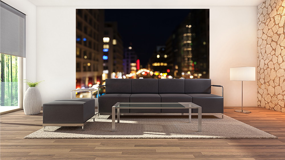 Papier peint photo - Salon moderne avec canapé noir, table en verre et paysage urbain nocturne