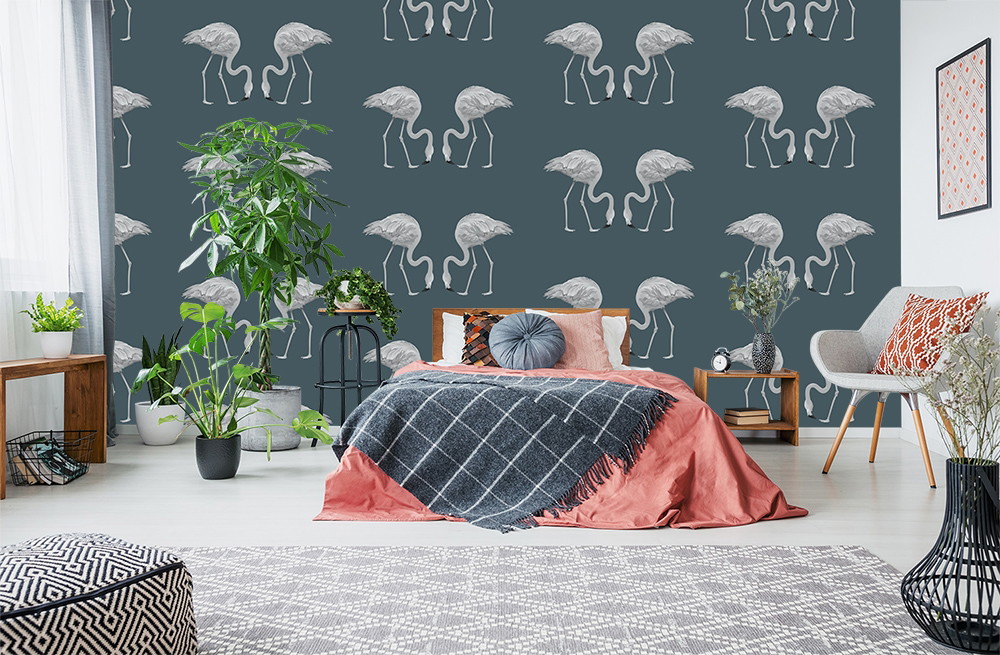 Fototapete - Modernes Schlafzimmer mit grauer Flamingo-Tapete, Bett mit rosa und blauen Bettdecken, Pflanzen und stilvollen Dekorelementen