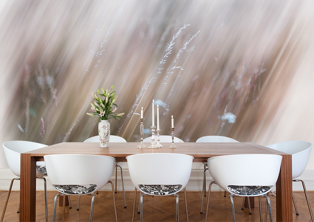 Fototapete - Moderner Essbereich mit Holztisch, weißen Stühlen und künstlerischer Fototapete im Hintergrund